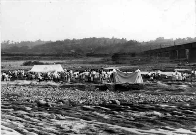 写真：発掘現場保持のためテントを張って泊まりこむ