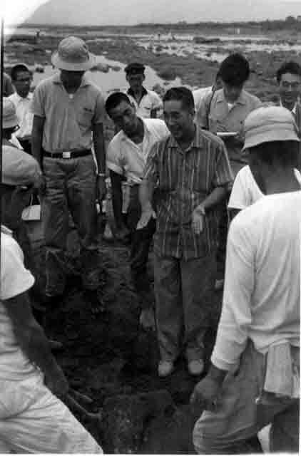 写真：集まった記者たちに説明をする 尾崎博士(故人)