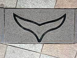 写真：歩道に埋め込まれたオブジェ