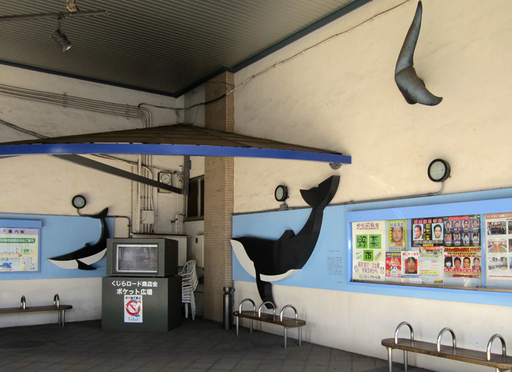 写真：商店街入り口広場(東中神駅)