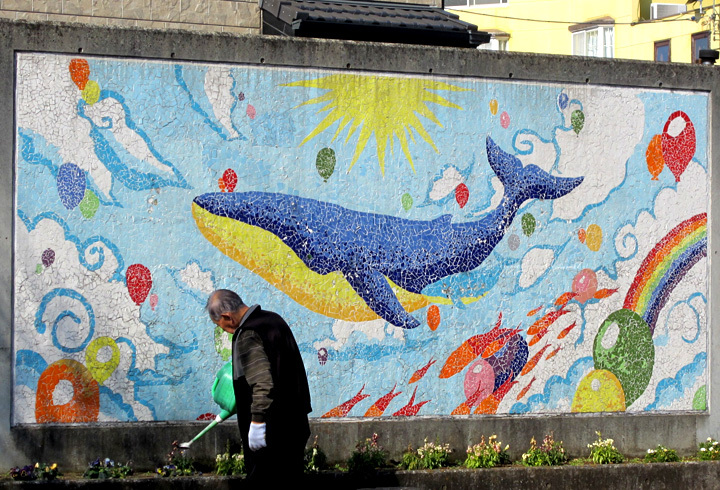 写真：拝島高校生が作ったタイル壁画