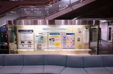 写真：産業生産品展示ケース2