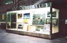 写真：産業生産品展示ケース1