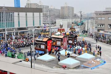写真：拝島駅南口周辺広場のオープニングイベントの様子