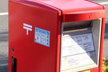 写真：情報案内ステッカーを貼っているポスト