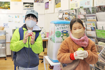 写真：カプセルトイと子どもたち