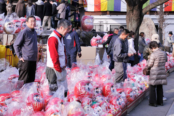 写真：拝島大師のだるま市