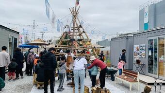 写真：昨年の薪割り体験の様子