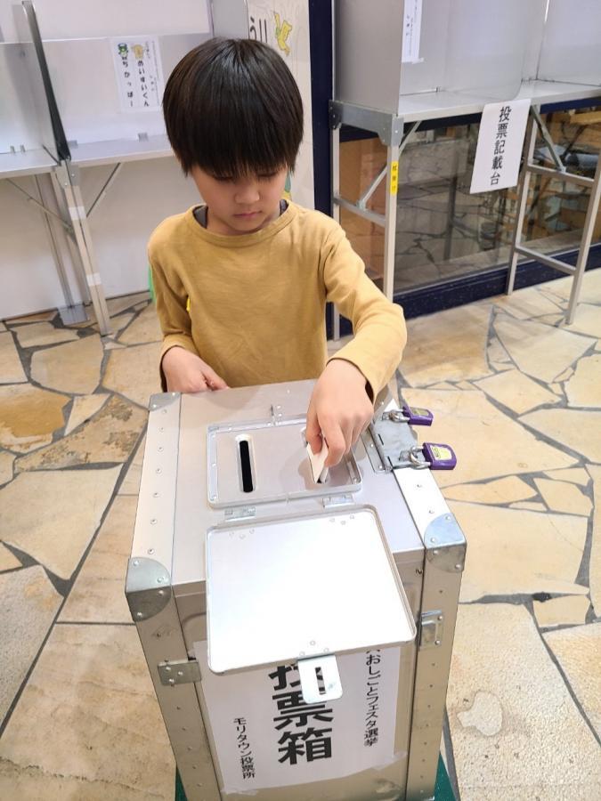 写真:投票しているかた2