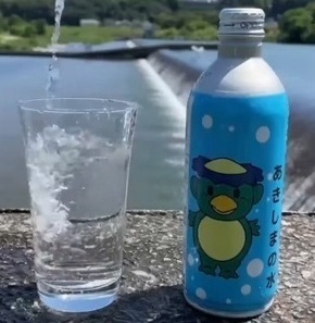 水をコップにくんでいる写真