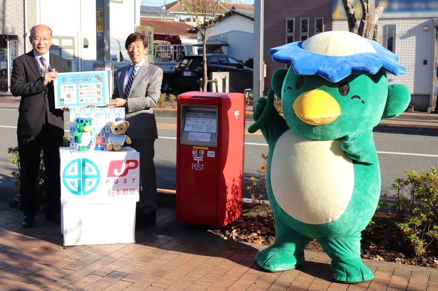 写真：QRコード掲示1か所目のポストと市長とちかっぱー