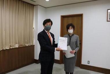 写真：市長に答申を渡す金野審議会会長