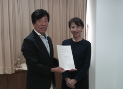 写真：市長と金野美奈子委員長