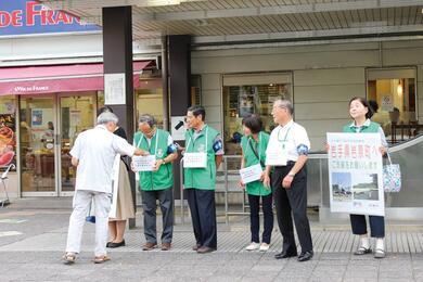 写真：街頭募金の様子