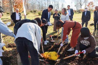 写真：タイムカプセル掘り起しの様子