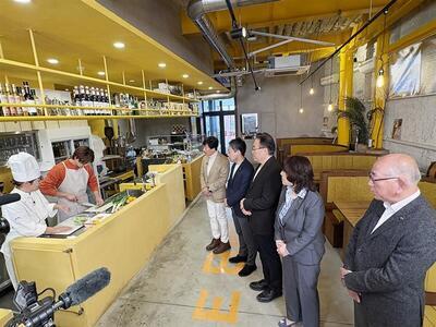調理を見守る市長たちの写真