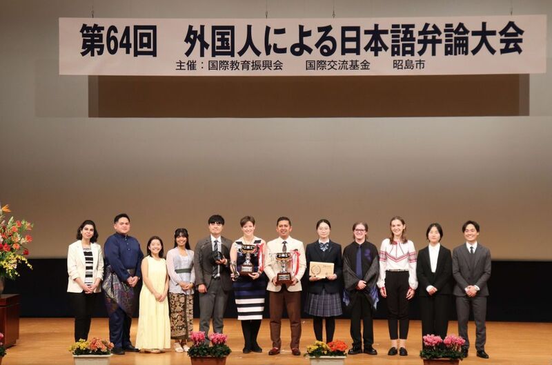 弁論大会出演者の集合写真