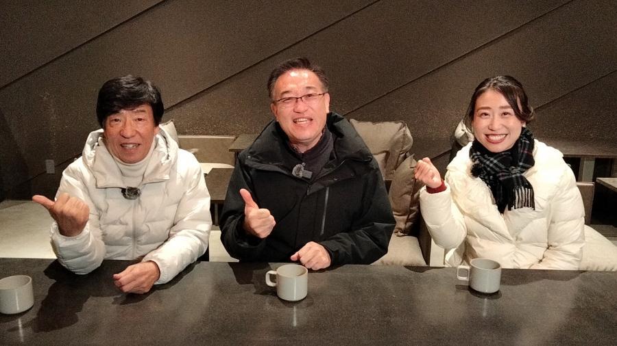 カフェでの出演者の集合写真