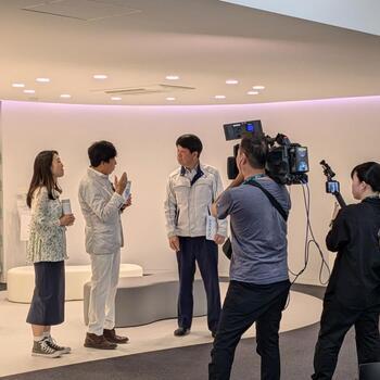 写真：日本電子株式会社に訪問しているようす