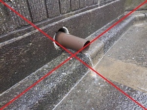 写真：汚水を道路の側溝などに流す