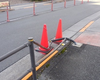 写真：傾いてしまったガードパイプ