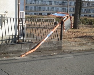 写真：傾いてしまったカーブミラー