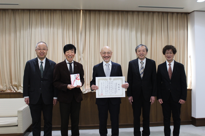 寄附者と昭島市長の写真