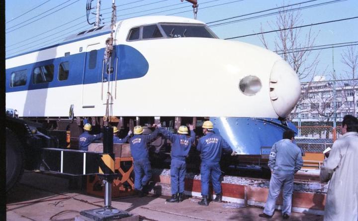 写真：作業員に囲まれる新幹線のようす