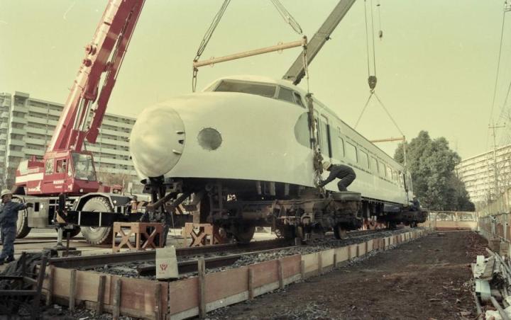 写真：クレーンにつられている新幹線のようす