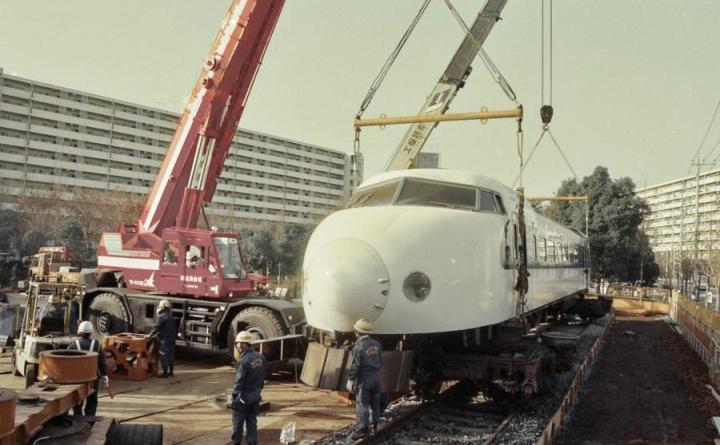 写真：クレーンにつられるようす