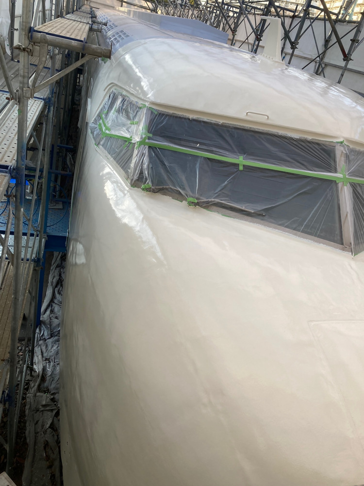 1回目の白塗り後の車体の写真です。