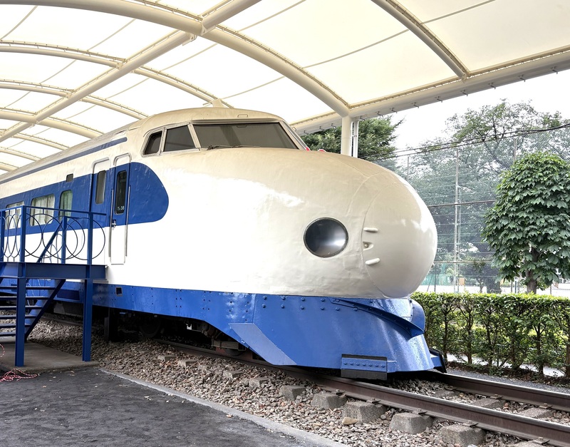 工事の囲いがとれた新幹線車両と屋根です。