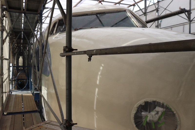 青いラインが塗られた新幹線先頭写真です