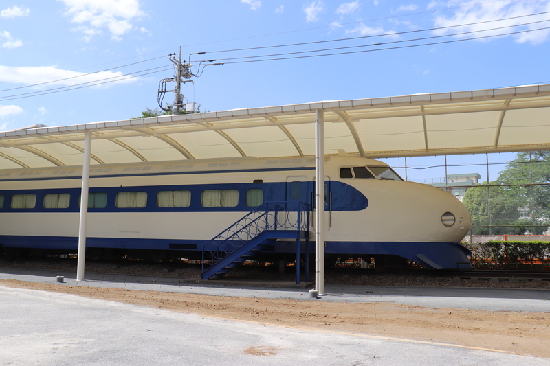 新幹線車両のまわりの整地がおこなわれています