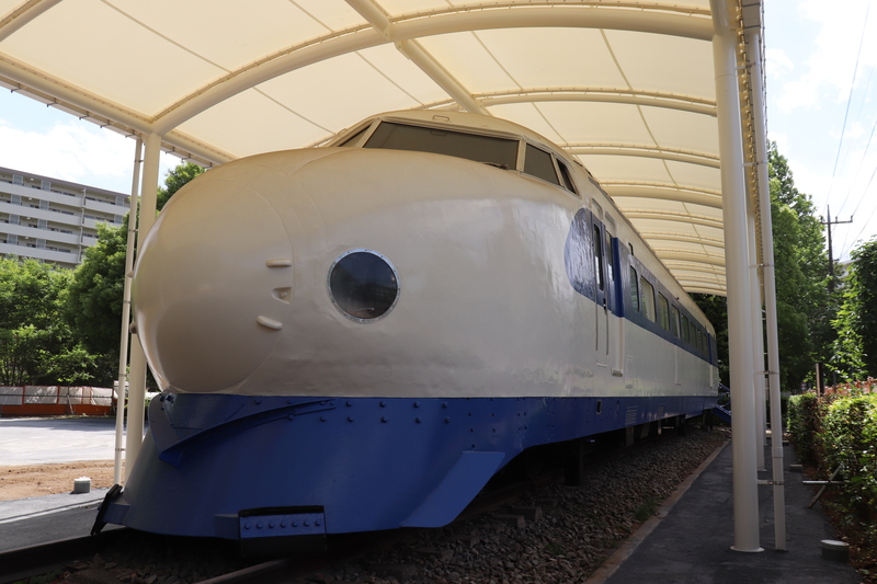 新幹線車両と屋根。遠くに工事の囲いがみえます。