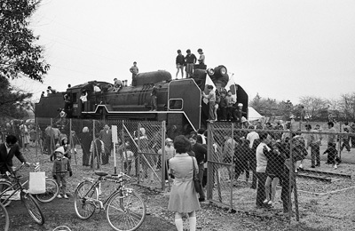 写真：公開日の賑わい