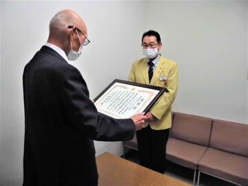 写真：感謝状贈呈1