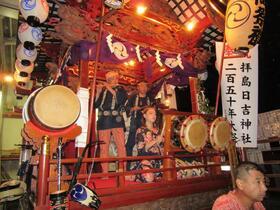 写真：志茂町屋台(左）