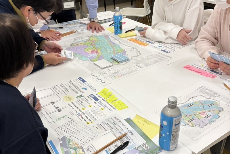 写真：新しいカードの案などを参加者が提案している