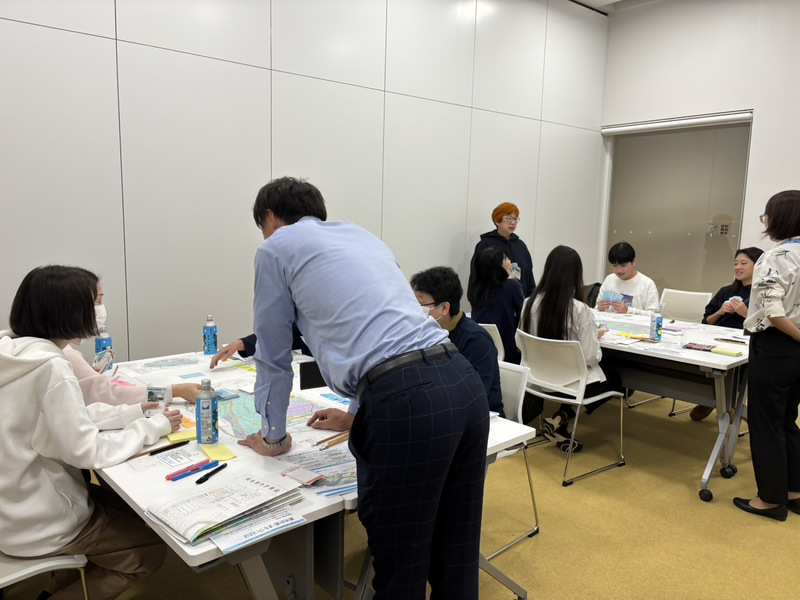 参加者がカードゲームを行っている写真