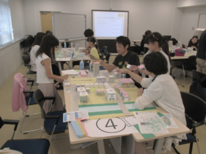 写真：机を囲み作業する参加者