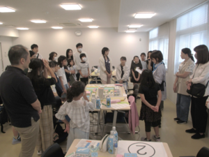 写真：作ったまちについて発表した様子