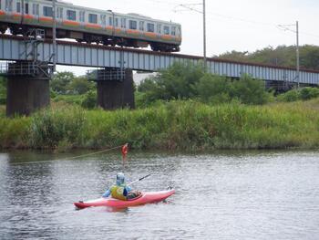 写真：八高線をみながらカヌーをしている様子