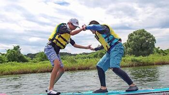 写真：SUPの上で押し相撲