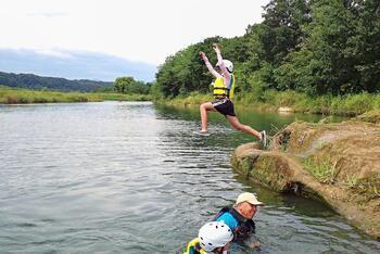 写真：岩から飛び込む様子