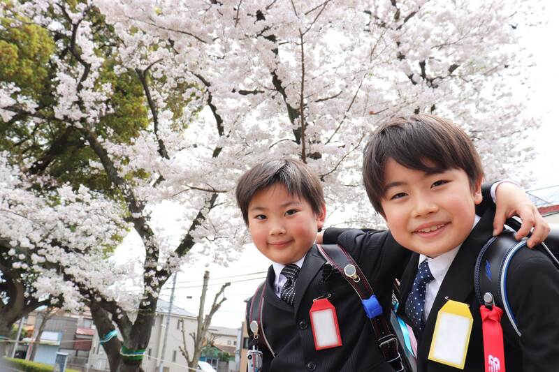画像：小学校入学式で肩を組む男の子ふたり