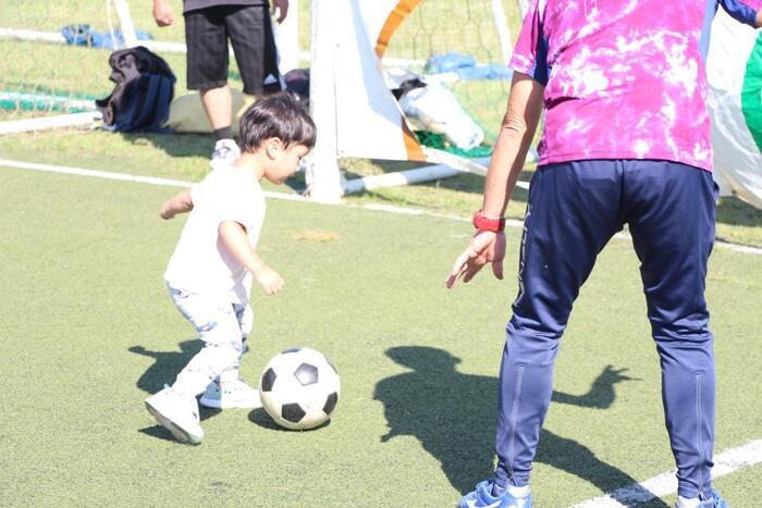 写真：ストラックアウト（サッカー）をしている男の子