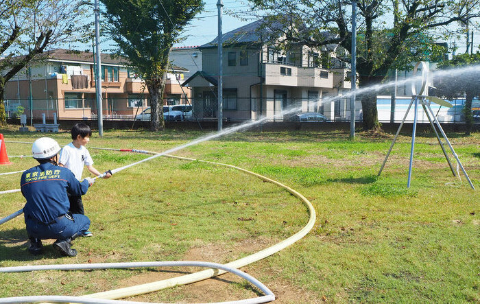 写真：非常用飲料水を給水している親子