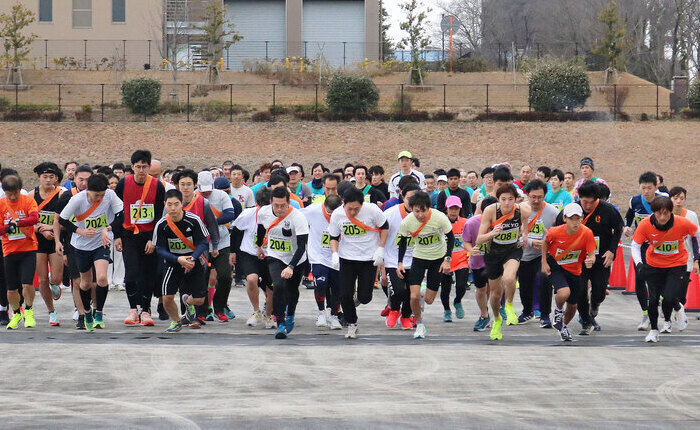 写真：スタートと同時に駆け出す参加者