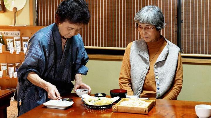 写真：お客様へ配膳する様子